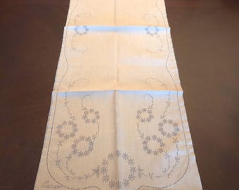 Vintage Stamped Daisy Wreaths Embroidery Table Runner (13 X 40) – 1950s Cotton Linen Blend