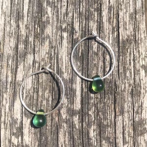 Handgjorda örhängen i sterlingsilver med en grön och blå vattendroppe i glas. Söta / Vackra / Minimalistiska / Hav / Strand / Semester / Nui Smycken