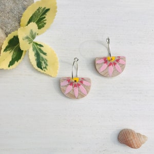 Créoles en bois recyclé faites à la main et peintes à la main, fleurs mignonnes / estivales / estivales / cadeaux / botaniques / de jardin / florales par Nui Jewellery