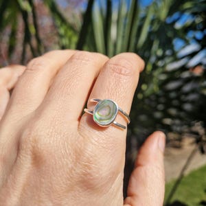 Puede incluir: Un juego de tres cuencos de cerámica anidados en tonos azules, verdes y blancos. Los cuencos presentan un esmalte moteado y un diseño sencillo y moderno. El cuenco más grande tiene aproximadamente 18 cm de diámetro.