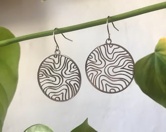 Pendientes de acero inoxidable con diseño de topografía en plata, mapa, senderismo, lago, agua, océano, natación salvaje, regalo para ella, sin deslustre, joyas Nui