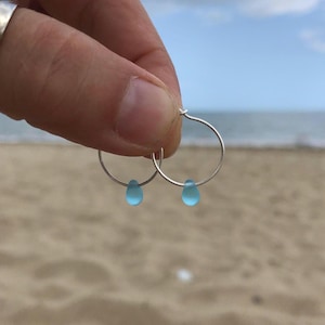 Ręcznie robione kolczyki koła ze srebra próby 925 z maleńką, niebieską szklaną kroplą wody. Urocze / Minimalistyczne / Szkło morskie / Ocean / Plaża / od Nui Jewellery