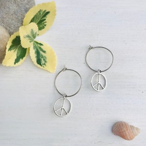 Pingente de símbolo da paz feito à mão em brincos de argola de arame reciclado. Presente / Argolas / Anos 90 / Anos 70 / Hippie / Boho / Grunge / por Nui Jewellery
