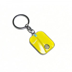 Porte clés fronton VESPA coloris jaune avec boite métal verte