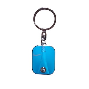 Porte clés fronton VESPA coloris bleu clair avec boite métal verte