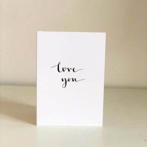 Handgeschreven A6-kalligrafie "Love You" - romantische zwarte inktgroet van Little Thumb Design