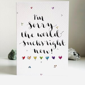Handgemachte Kalligraphie Grußkarte - 'Sorry the World Sucks Right Now' - 'Sorry the World Sucks Right Now' - Aquarell Herzen - Premium Sympathie oder Unterstützung