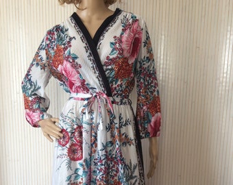 Robe Kimono Vintage Blanche à fleurs Manches 3/4 Cache-cœur