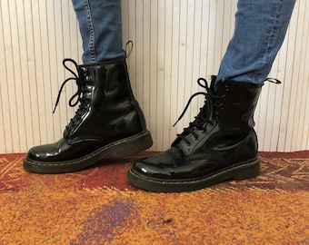 Chaussures Bottines Dr Martens Cuir Verni noir 8 œillets P.38 (5.UK) Dr Martens modèle 1460 Femme