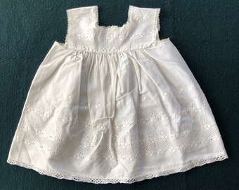 Vintage Baby Sommerkleid aus weißer Baumwolle und englischer Stickerei 12 Monate