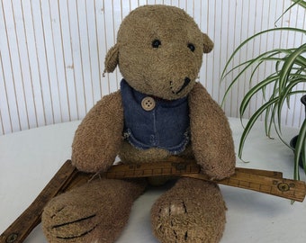 Vintage-Teddybär, Distressed-Bär, Sammler-Teddybär, beweglicher Bär mit lockigem Haar, gekleidet in Jeans, gebrauchter Bär, Kindheitserinnerung