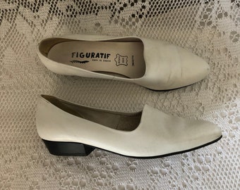 Vintage Ballerinas in White Leather Women's shoes with low heel Thin toe Size 37 Figurative shoes Made in France