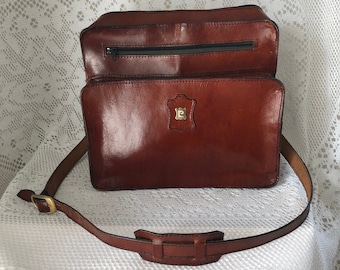 Sacoche Pierre Cardin Vintage Sac Unisexe Années 70 Sacoche en cuir marron Artisanal Sac Rustique Carré Sac usagé Authentique Sac messager