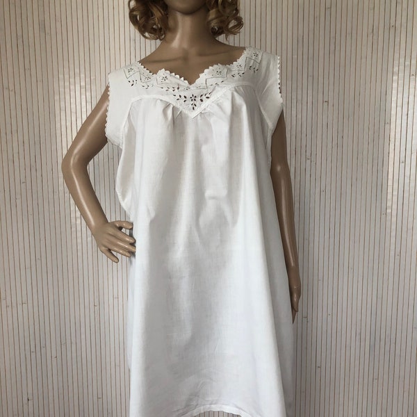 Chemise de nuit Antique Robe de nuit Vintage Femme Camisole en coton blanc Lingerie Ancienne Dentelle française Broderie Nuisette légère