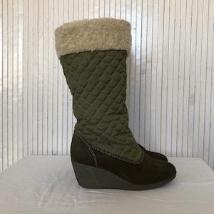 Peut inclure: Bottines compensées matelassées vertes avec un revers en fausse fourrure. Les bottes ont un bout et un talon en daim brun.