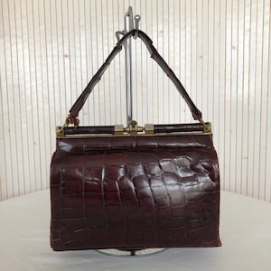 Sac Vintage Femme Années 60 Sac Médecin en cuir verni Bordeaux imprimé peau de crocodile Sac en détresse Sac d'époque dans son Jus