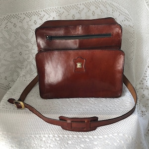 Pierre cardin bolsa vintage unissex, bolsa de couro marrom 70s, artesanal, rústica, quadrada, usada, autêntica, bolsa mensageiro