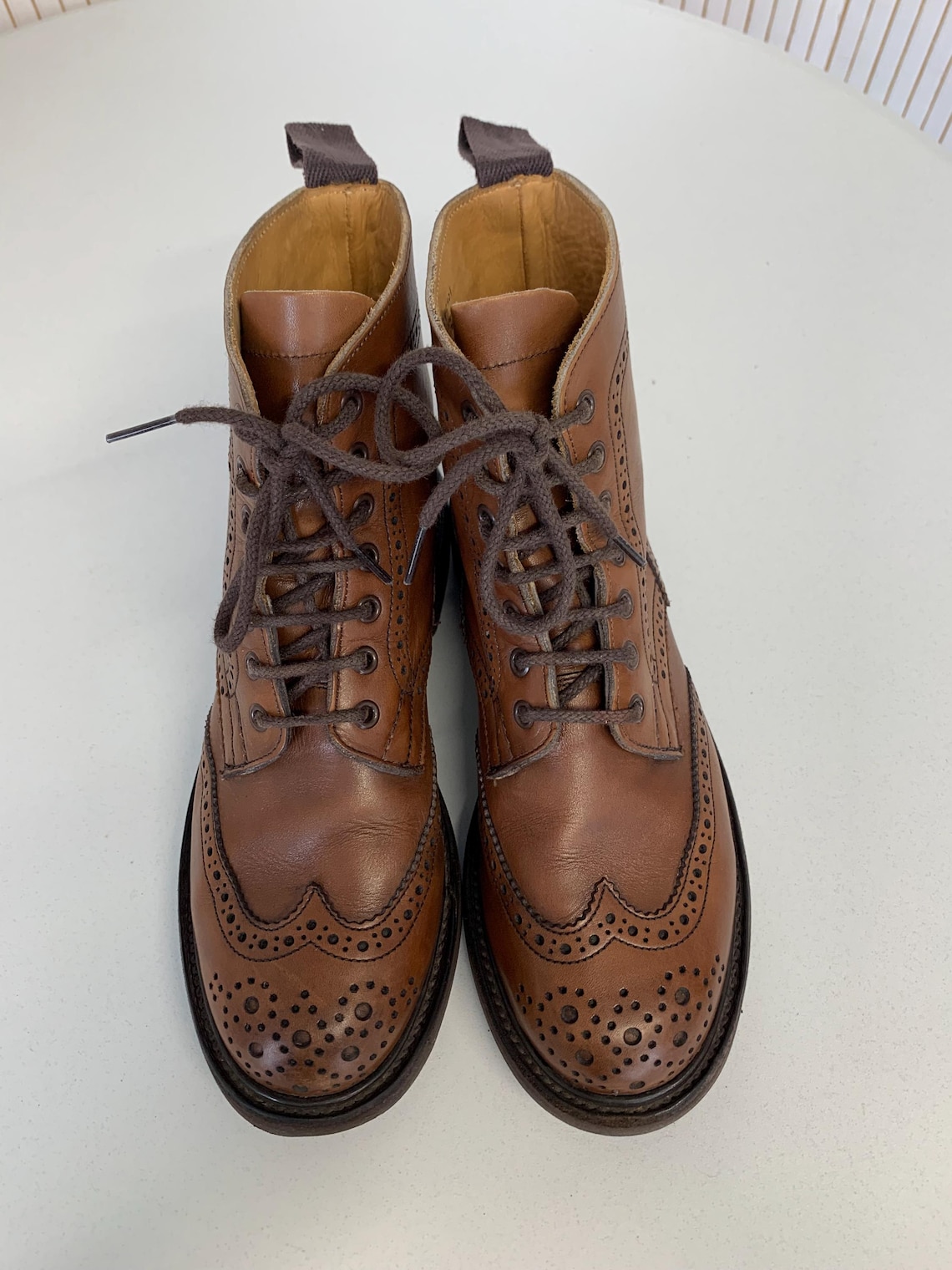 Bottines Anglaises Vintage Femme Brogue Tricker's modèle Stephy cuir Marron nuancé Haute qualité et Confort pointure UK.5 = Fr.38, foto 3 di 5