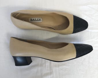 Décolleté vintage da donna Bally, ballerine con tacco basso, in pelle beige con punta trapuntata nera, taglia 38.5, scarpe bicolore