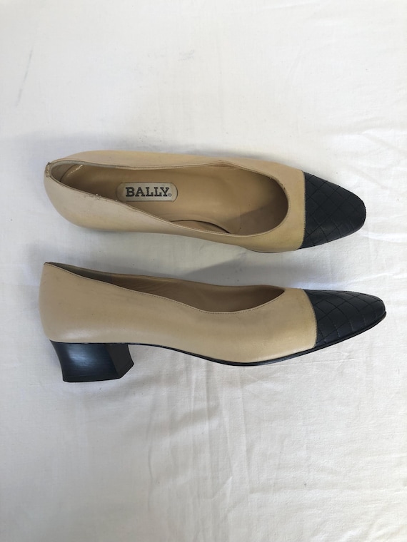 Escarpins Vintage Femme Bally Ballerines à petit talon Cuir beige à bout noir matelassé Pointure 38,5 Chaussures Bicolores