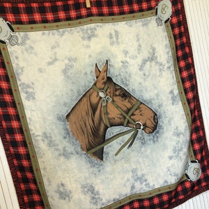 Bufanda de seda cuadrada Patrón de cabeza de caballo vintage Bufanda de mujer elegante enrollada a mano