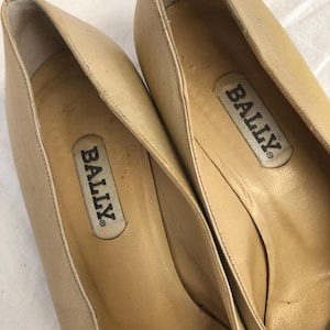 Vintage Bally Women's Pumps, Low Heel Ballet Flats, Beige Leather with Quilted Black Toe, Size 38.5, Two-Tone Shoes image 5