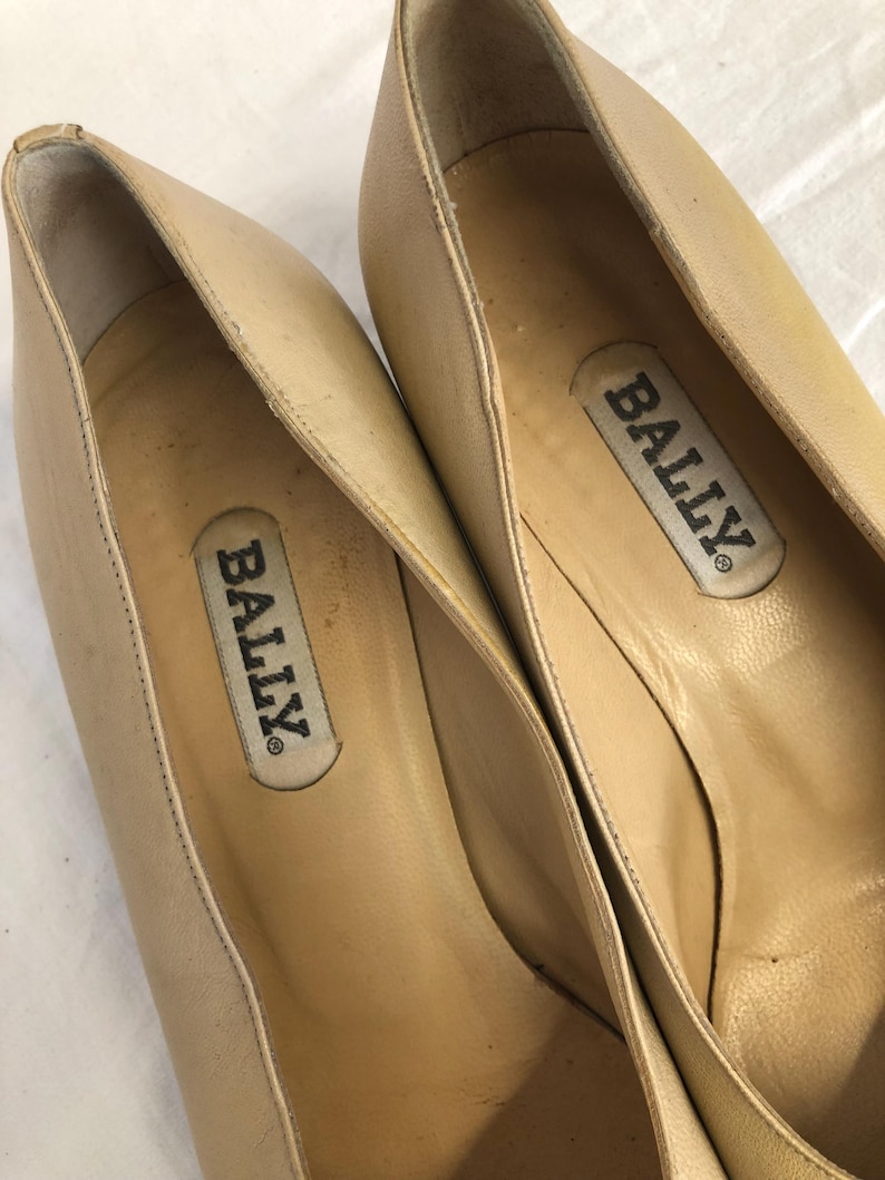 Vintage Bally Women's Pumps, Low Heel Ballet Flats, Beige Leather with Quilted Black Toe, Size 38.5, Two-Tone Shoes image 5