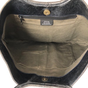 Vintage soft leather bag Nat et Nin bag Black aged look Women's flat handbag Tote bag Round handles Made in France Minimalist bag image 9