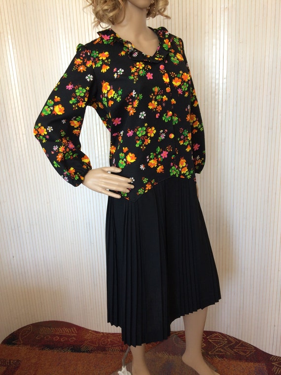 Vintage Black Pleated Jersey Dress with Flowers - image 2