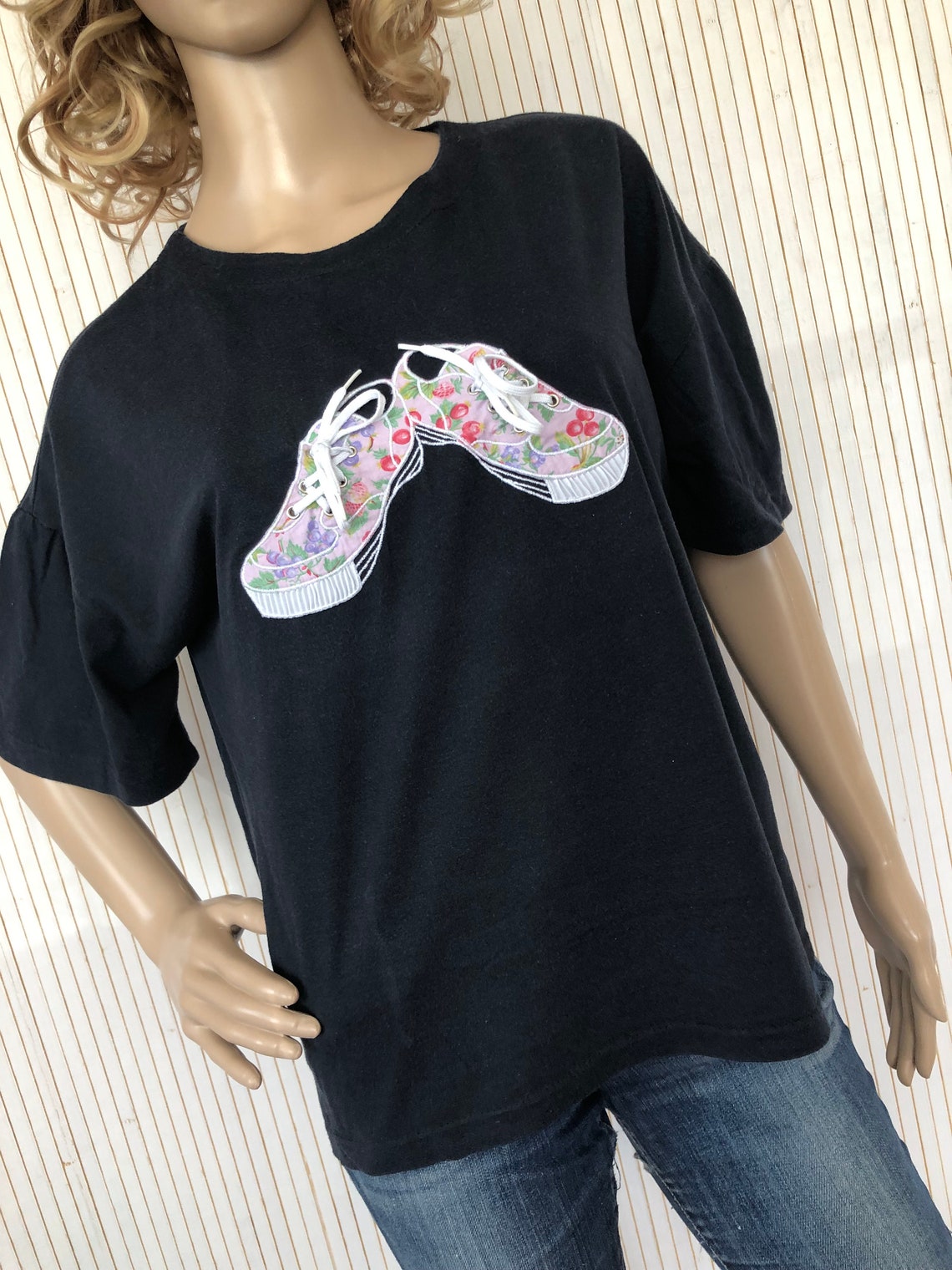 Tee-shirt Vintage Femme Haut Manches courtes noir Taille Unique Made in France Coton motif Baskets à lacets, foto 4 di 5