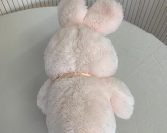 ヴィンテージピンクのぬいぐるみウサギの古いコレクション、小さな