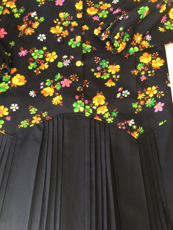 Vintage Black Pleated Jersey Dress with Flowers - image 9