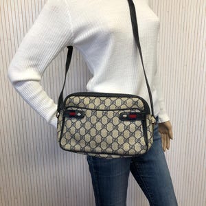 Bolsa de ombro vintage gucci com monograma, bolsa carteiro feita na itália, bolsa de couro e lona, cinza e azul, autêntica, chique, luxuosa