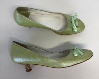 Ballerine con tacco piccolo Pelle vintage verde lucido Scarpe estive da donna Fiocco in nastro Les Belles Chaussures Taglia 37.5