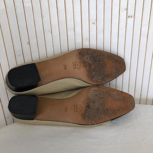 Vintage Bally Women's Pumps, Low Heel Ballet Flats, Beige Leather with Quilted Black Toe, Size 38.5, Two-Tone Shoes image 7