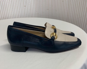 Mocassins femininos vintage Ripa Poker da Albert Antony, em couro bicolor, tamanho 37. Mocassins elegantes com fivela dourada.