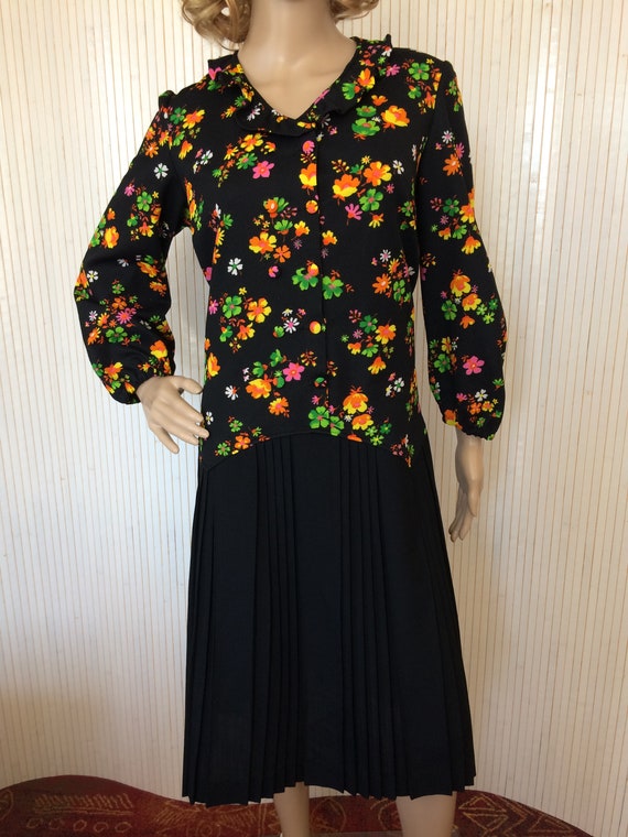 Vintage Black Pleated Jersey Dress with Flowers - image 4