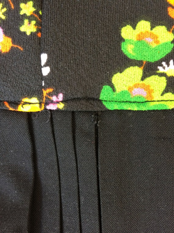 Vintage Black Pleated Jersey Dress with Flowers - image 10