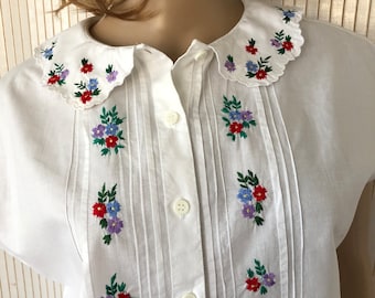 White blouse embroidered with colorful flowers Vintage short sleeve Women Cotton blouse Claudine collar Jac Jac size 2