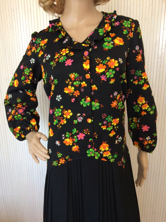 Vintage Black Pleated Jersey Dress with Flowers - image 5