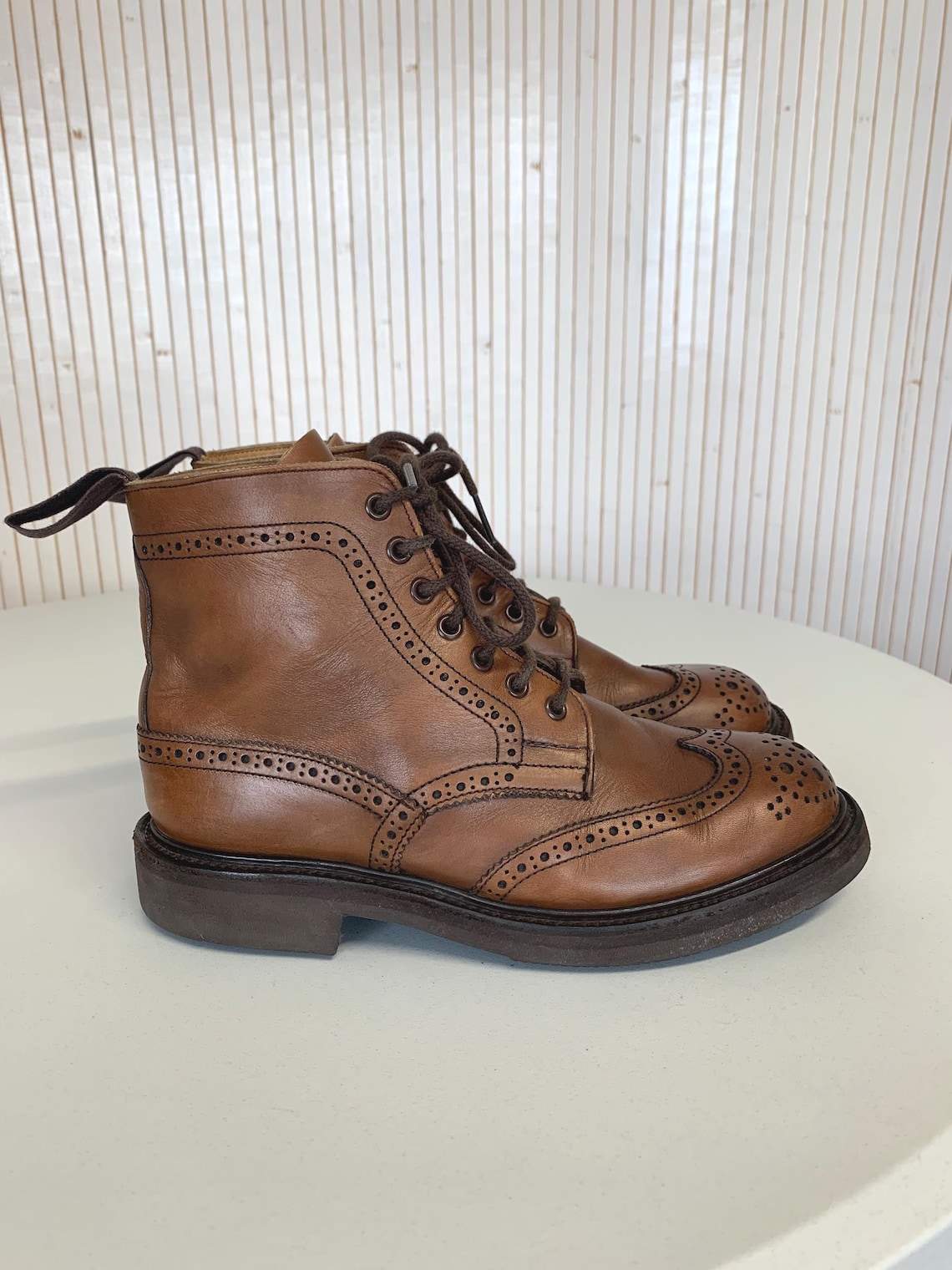 Bottines Anglaises Vintage Femme Brogue Tricker's modèle Stephy cuir Marron nuancé Haute qualité et Confort pointure UK.5 = Fr.38, foto 1 di 5