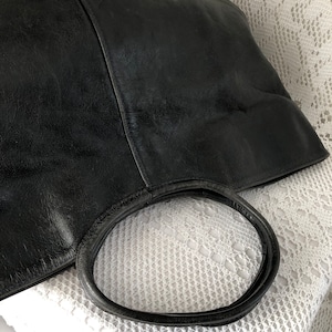 Vintage soft leather bag Nat et Nin bag Black aged look Women's flat handbag Tote bag Round handles Made in France Minimalist bag image 4