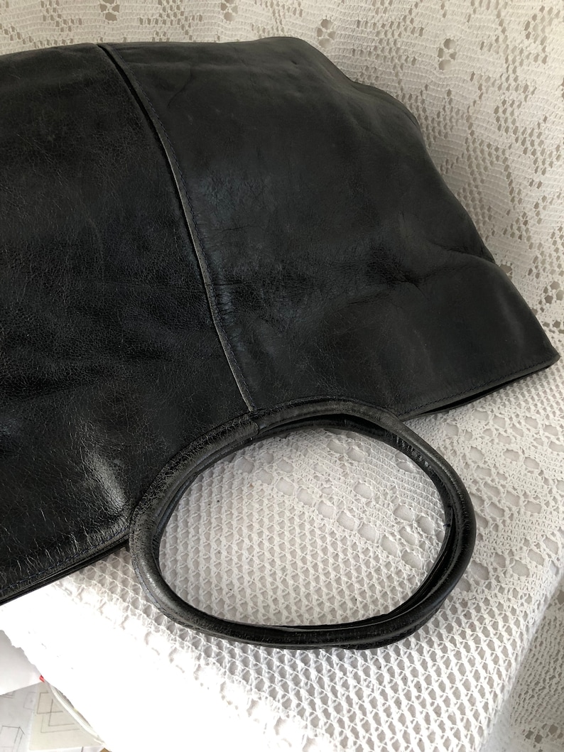 Vintage soft leather bag Nat et Nin bag Black aged look Women's flat handbag Tote bag Round handles Made in France Minimalist bag image 4