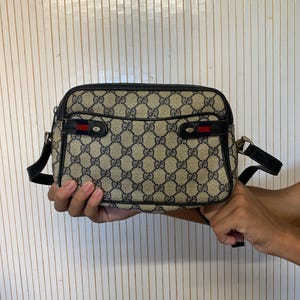 Vintage Gucci Monogram Schultertasche, Messenger Bag, Made in Italy, Leder und Canvas, Grau und Blau, authentische, schicke Luxustasche