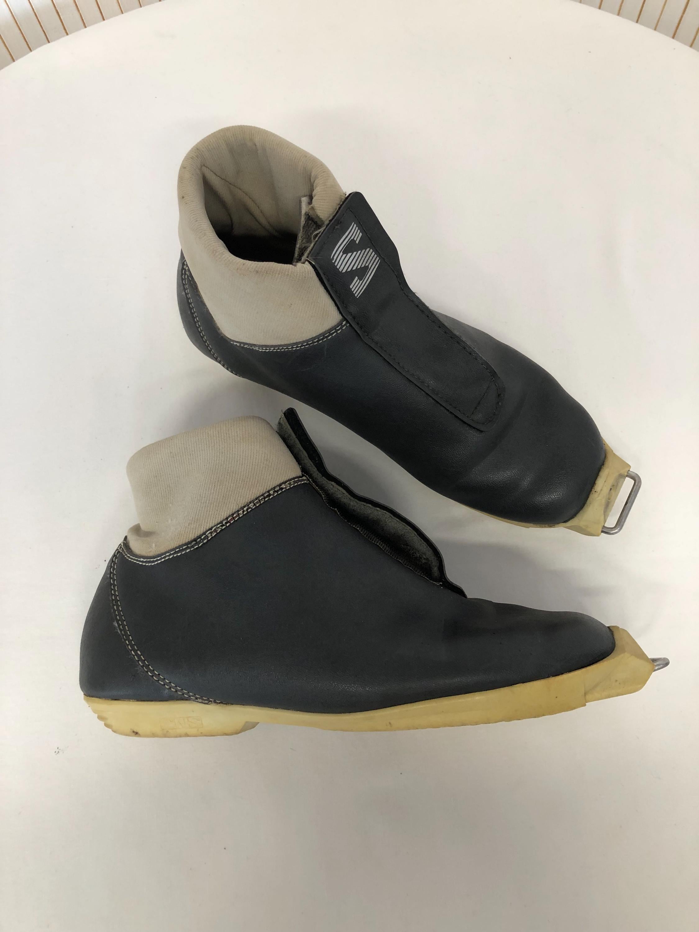 Botas vintage de esqui cross-country, sapatos de couro cinza