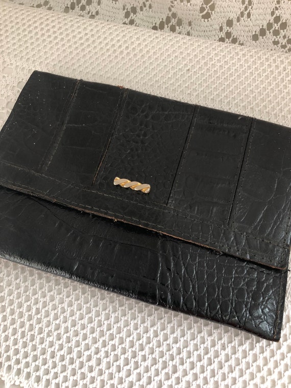 Pochette Vintage Femme Années 60 en cuir noir Porte billets Insigne métal doré torsadé devant