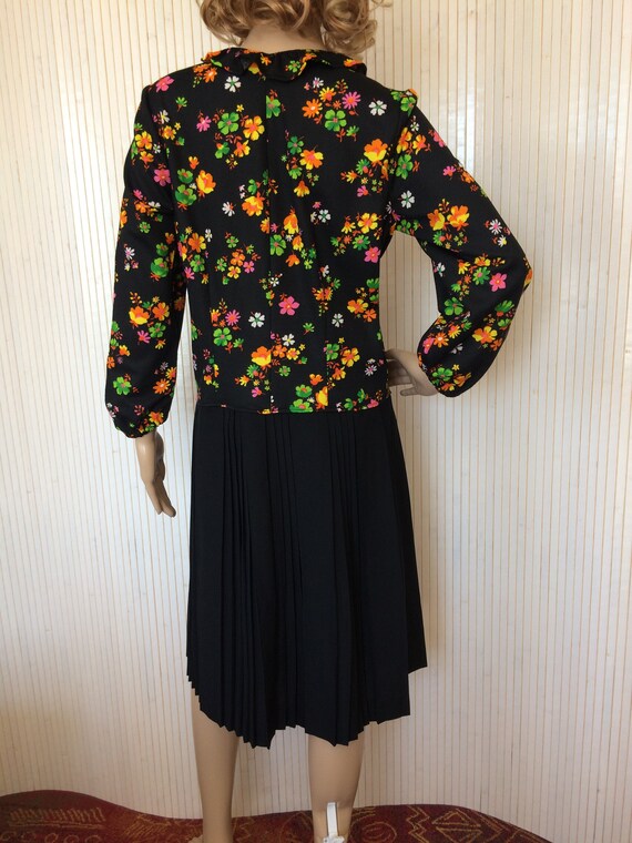 Vintage Black Pleated Jersey Dress with Flowers - image 7