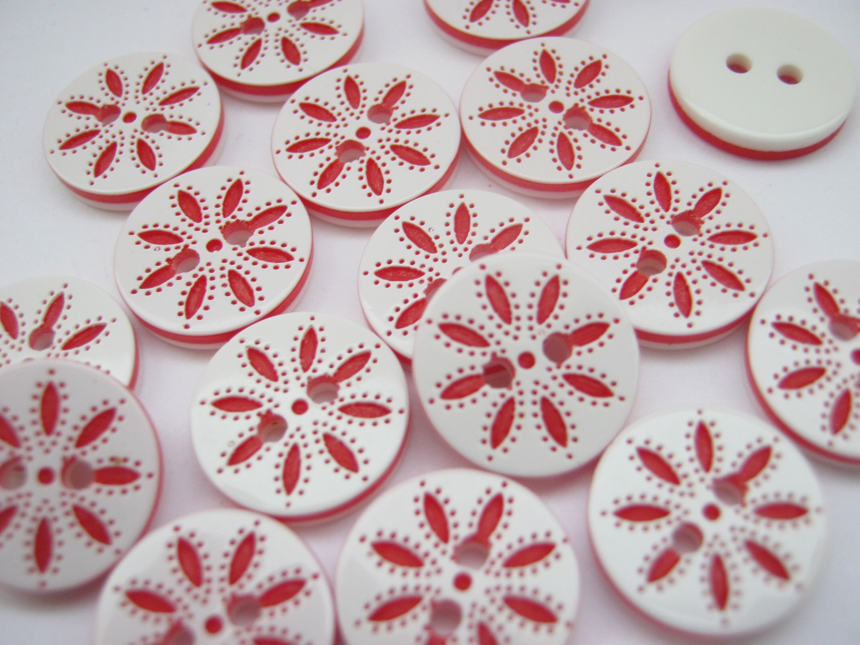 10 Snowflakes Buttons 13mm Red and White Petal Flower Buttons Childrens ...