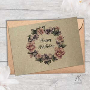 Happy Birthday Karte mit Blumen auf ECO Kraft, recyceltes, braunes rustikales Umweltpapier in einem blumigen Kreis, Burlap Paper Karte
