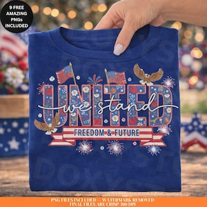 以下が含まれることがあります： 紺色のTシャツ。花柄のデザインで「UNITED we stand」の文字。アメリカの国旗、ワシ、そして「FREEDOM & FUTURE」の文字が特徴です。愛国的なデザインで、花火も含まれています。